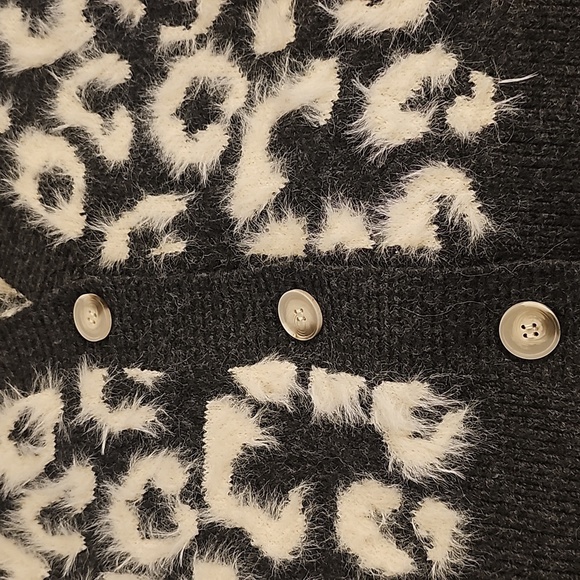 NWT Threaded Leaf Fuzzy V-Neck Cardigan w 3 Buttons, Gray & White Medium - Picture 8 of 11
